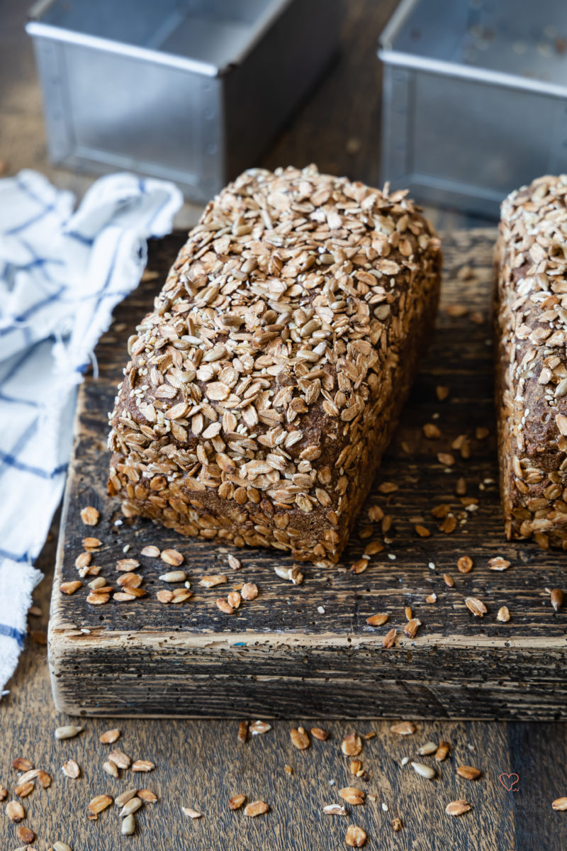 Urkorn Kastenbrot. Saftiges Körnerbrot aus Urgetreide mit Sauerteig. Ohne Hefe