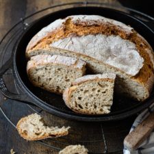 auffrischbrot mit Sauerteigresten / Anstellgut.