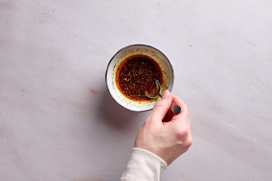 Olivenöl und Gewürze für Brotchips verrühren.