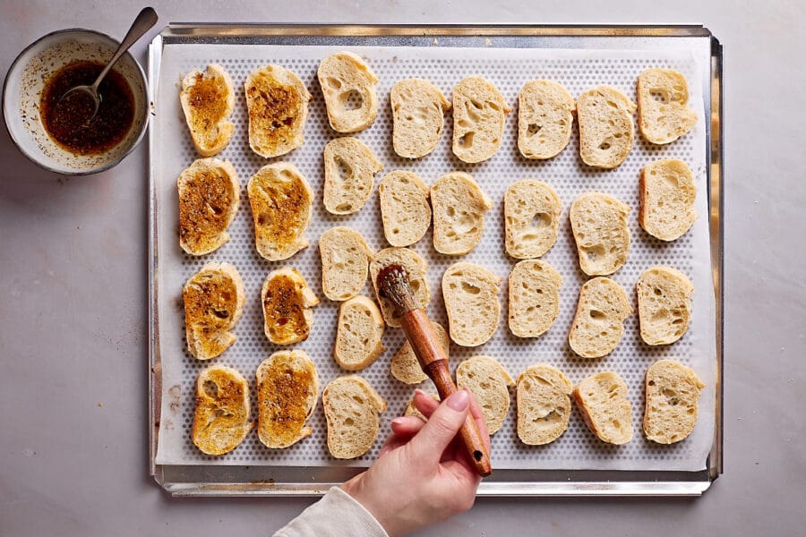 Die Brotscheiben mit dem Würzöl einpinseln.