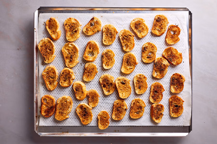 Brotchips nach dem Backen auskühlen lassen.