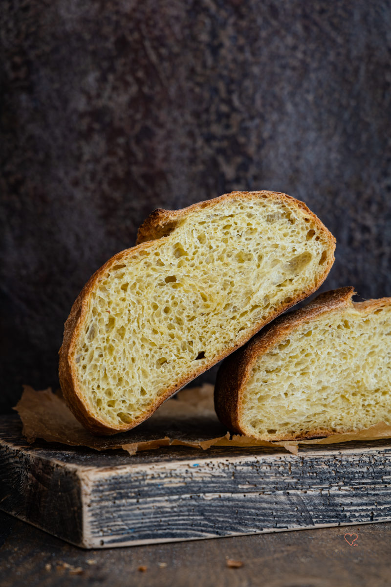 Goldkruste, eine einfach  No knead Gelbweizenkruste aus Gelbweizenmehl mit Übernachtgare. 