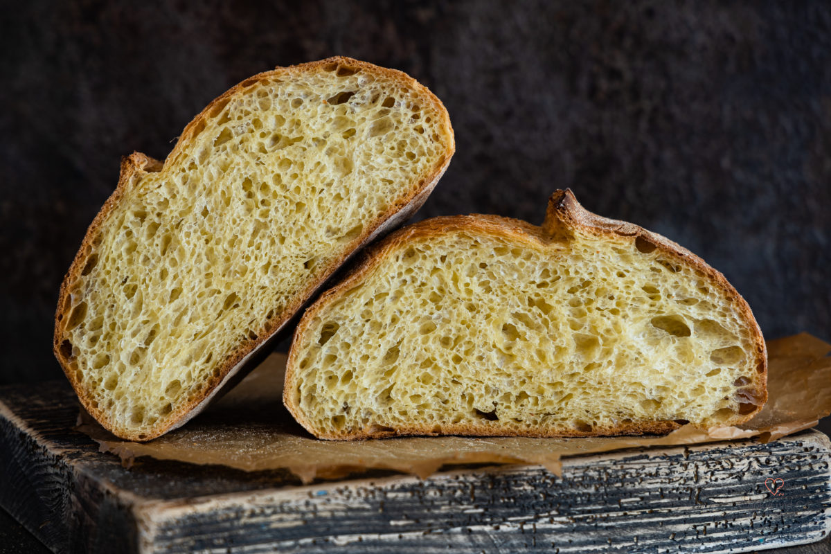 Goldkruste, eine einfach  No knead Gelbweizenkruste aus Gelbweizenmehl mit Übernachtgare. 