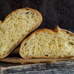 Goldkruste, eine einfach No knead Gelbweizenkruste aus Gelbweizenmehl mit Übernachtgare.