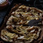 Flammkuchen mit Birnen, Camembert & Walnüssen