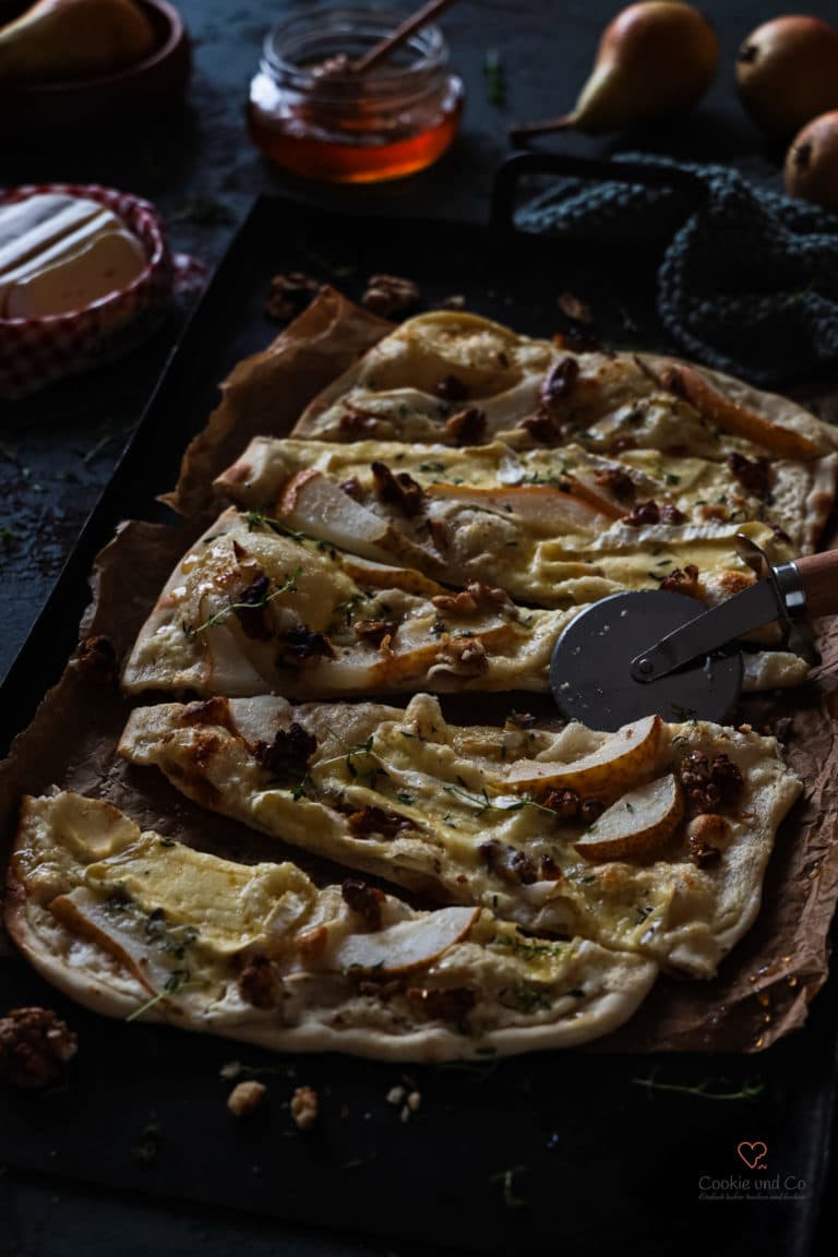Flammkuchen mit Birnen, Camembert & Walnüssen Flammkuchen mit Birnen, Camembert & Walnüssen
