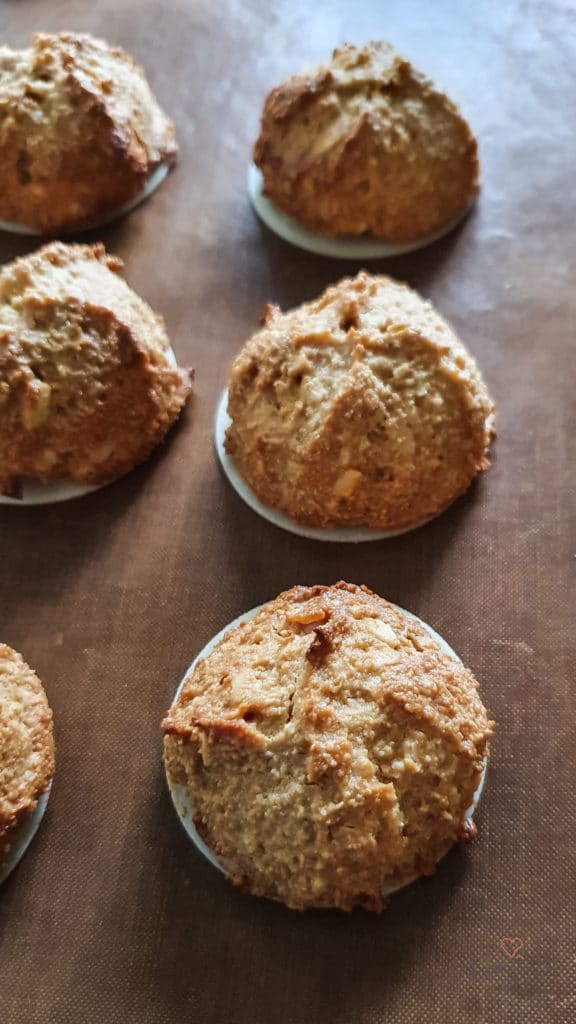 Mandelmakronen mit Karamell nach dem Backen auf einem Backblech.