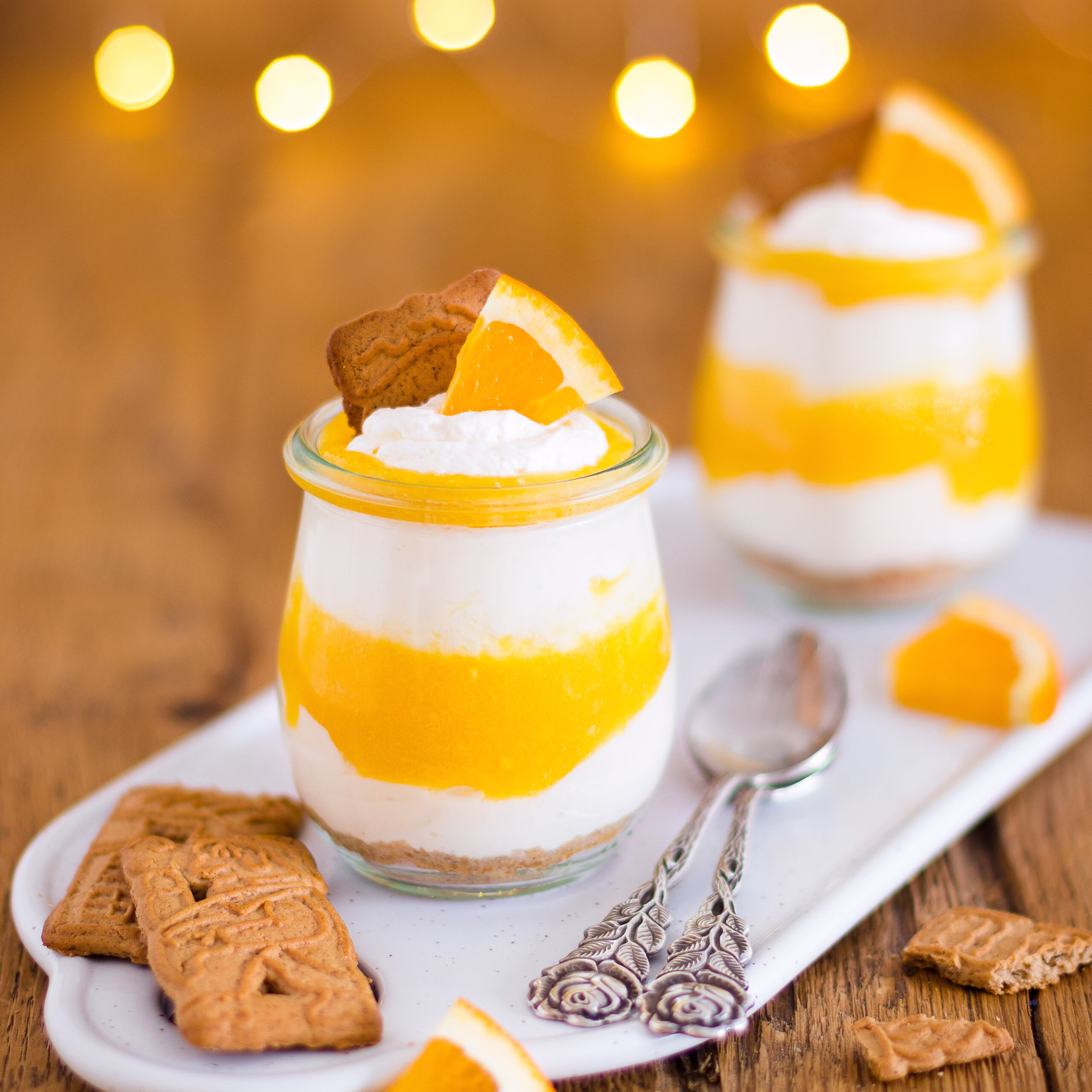 Schnelles Orangen-Cheesecake-Dessert im Glas mit Spekulatius.
