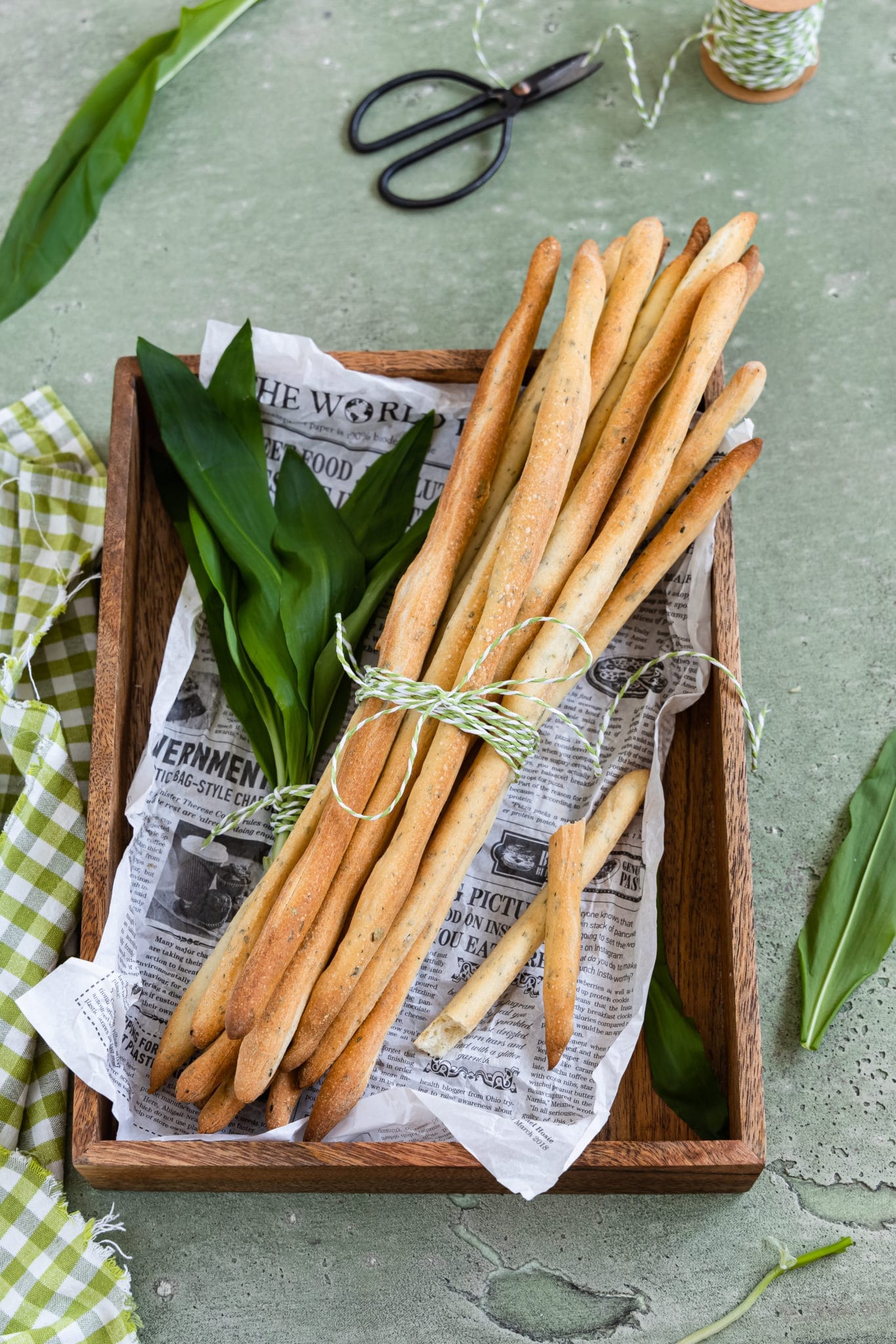 Selbst gemachte Grissini zusammengebunden in einer Holzkiste.