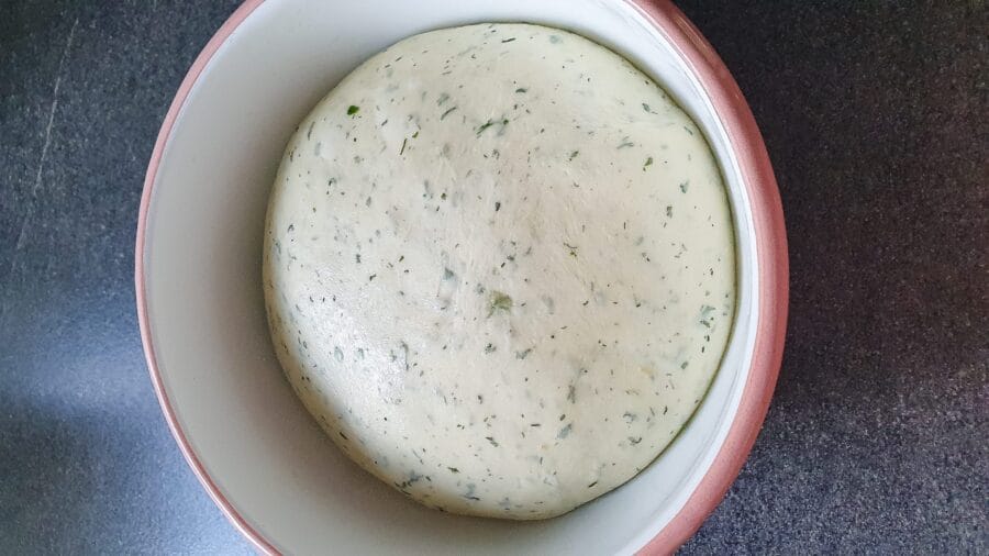 Aufgegangener Teig für Grissini in einer Schüssel.