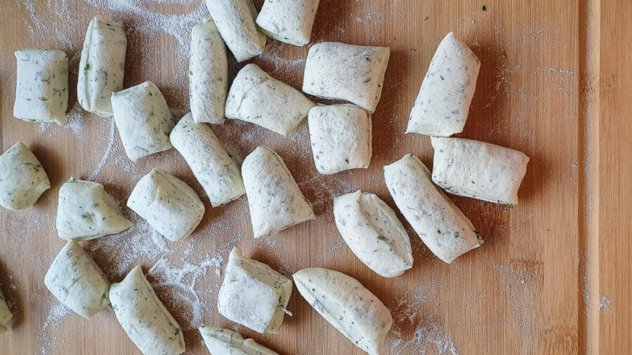 Portionierter Teig für Grissini auf der bemehlten Arbeitsfläche.