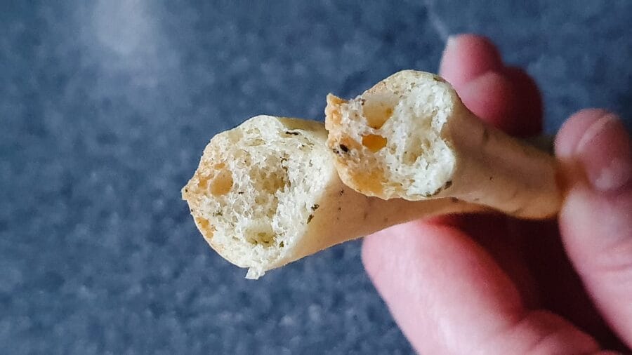 Frisch gebackene Grissini mit lockerer Krume.