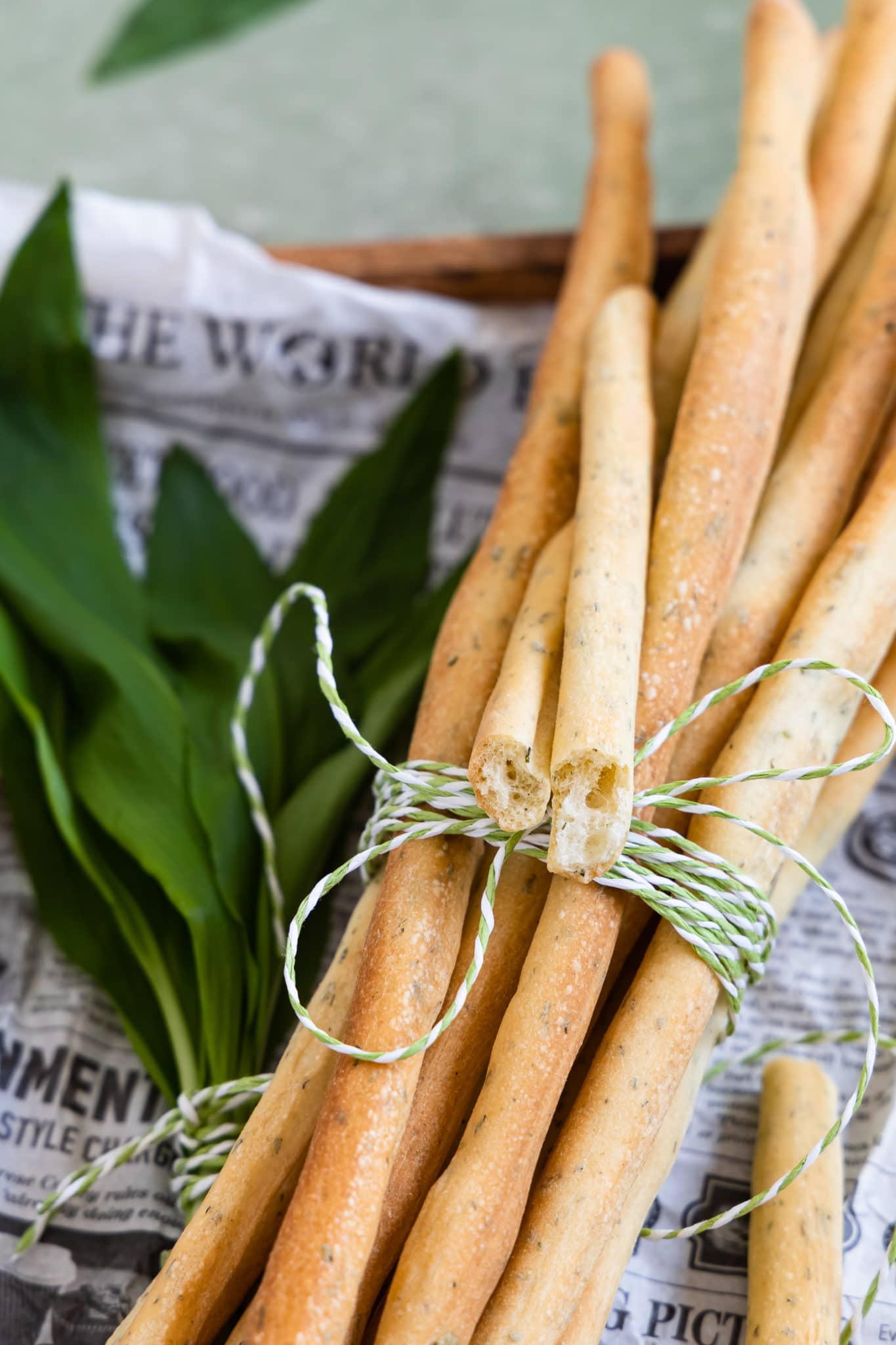 Selbst gemachte Grissini zusammengebunden in einer Holzkiste.