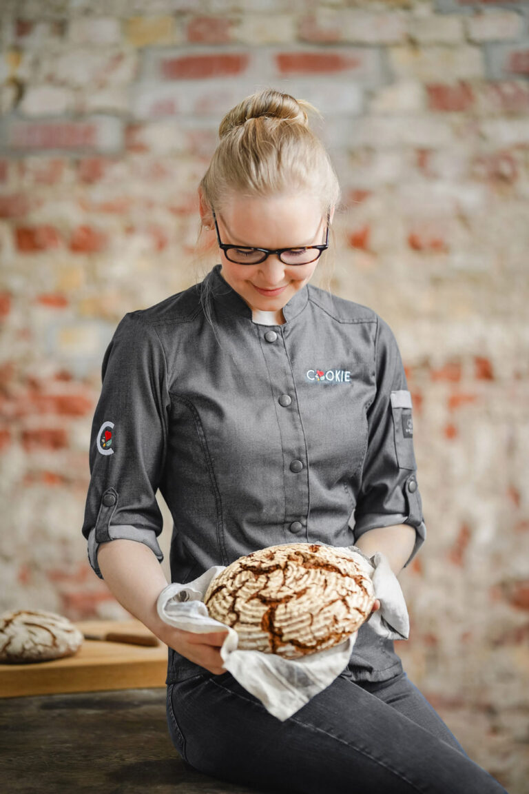 Sonja Bauer vom Foodblog Cookie und Co mit einem Brot in den Händen.