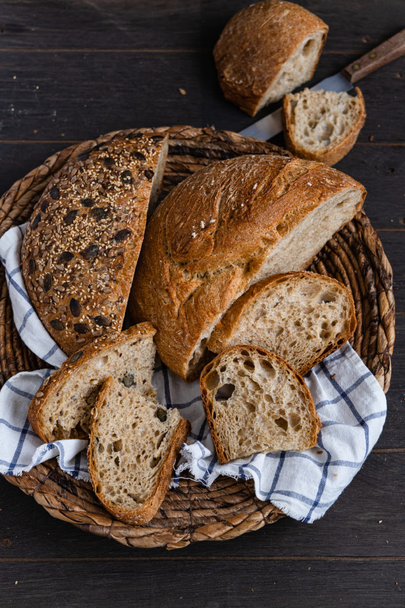 Einfaches Weizenbrot mit wenig Hefe (ohne Sauerteig) mit einfacher Zubereitung und Vorteig. 