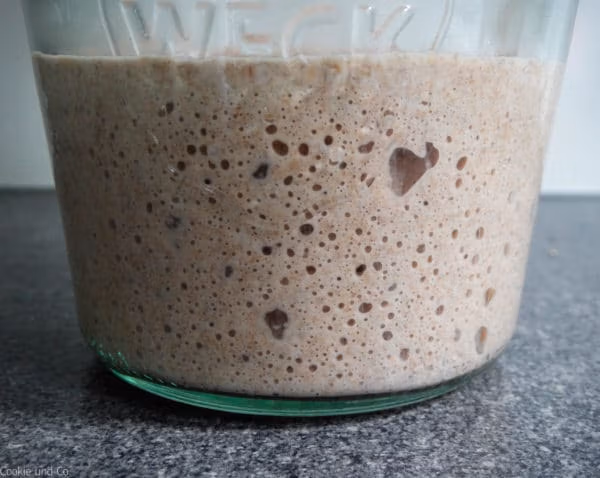 Sauerteig mit Roggen ansetzen.