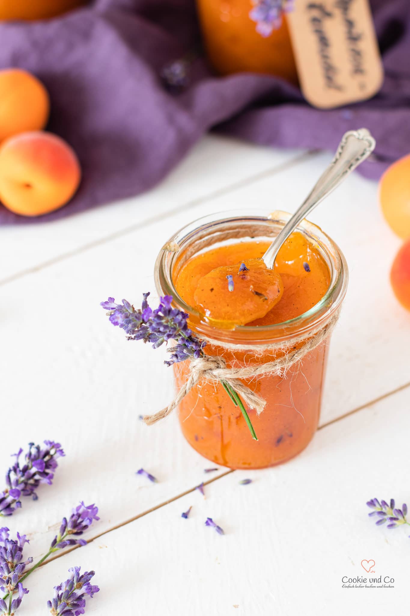 Aprikosenkonfitüre mit Lavendel.