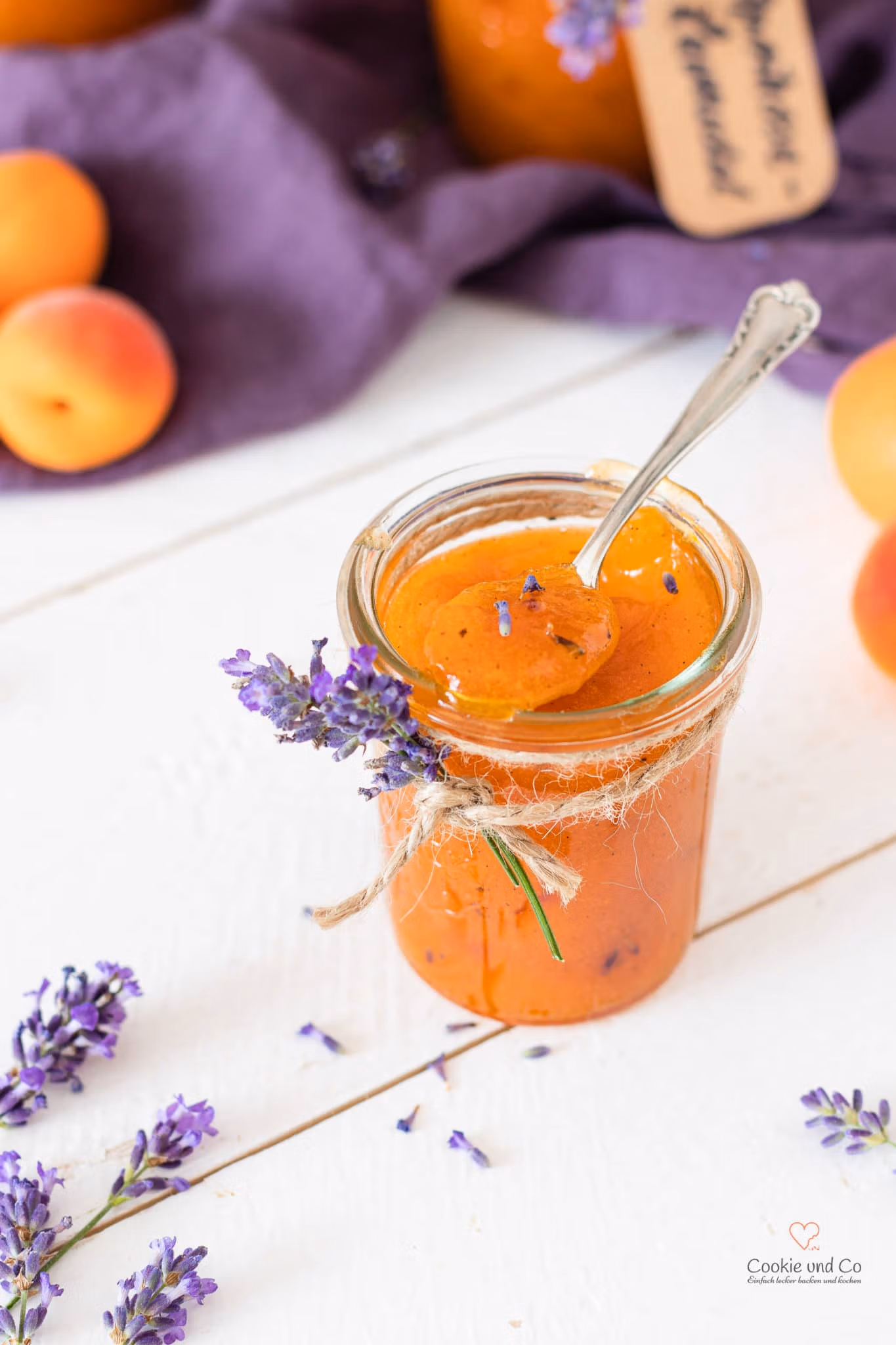 Aprikosenkonfitüre mit Lavendel.