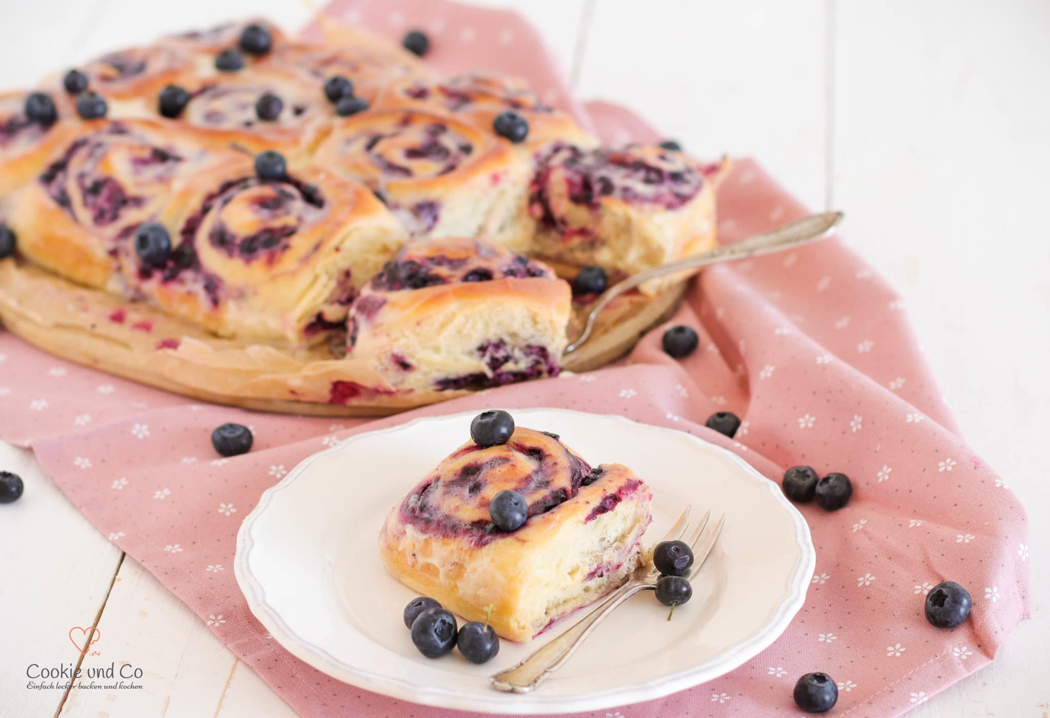 Blueberry-Cheesecake-Rolls aus fluffigem Hefeteig mit Frosting.