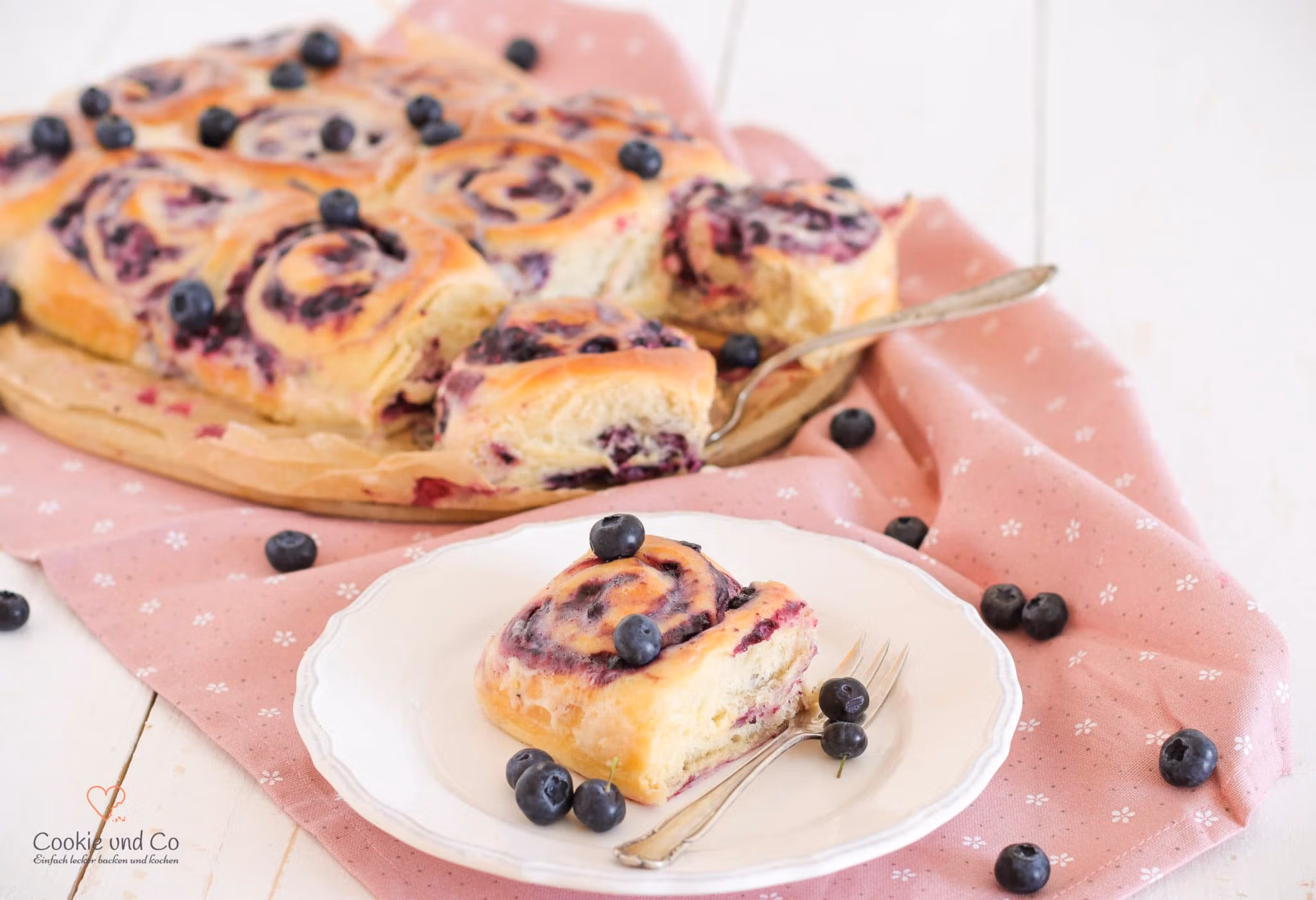 Blueberry-Cheesecake-Rolls aus fluffigem Hefeteig mit Frosting.