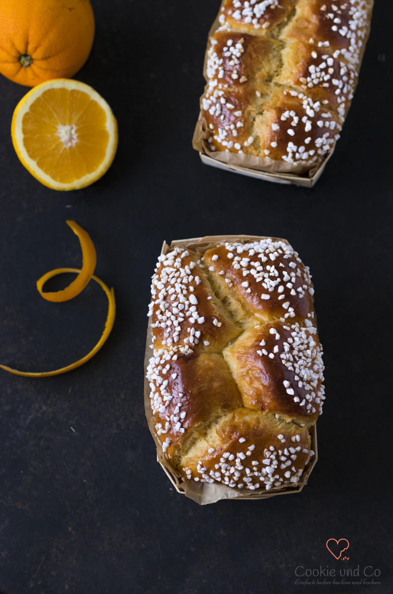 Dinkel-Brioche in einer Holzbackform.