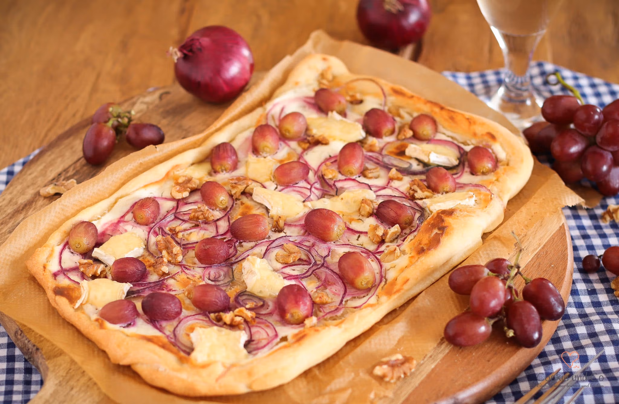 Flammkuchen mit Ziegenkäse und Trauben.