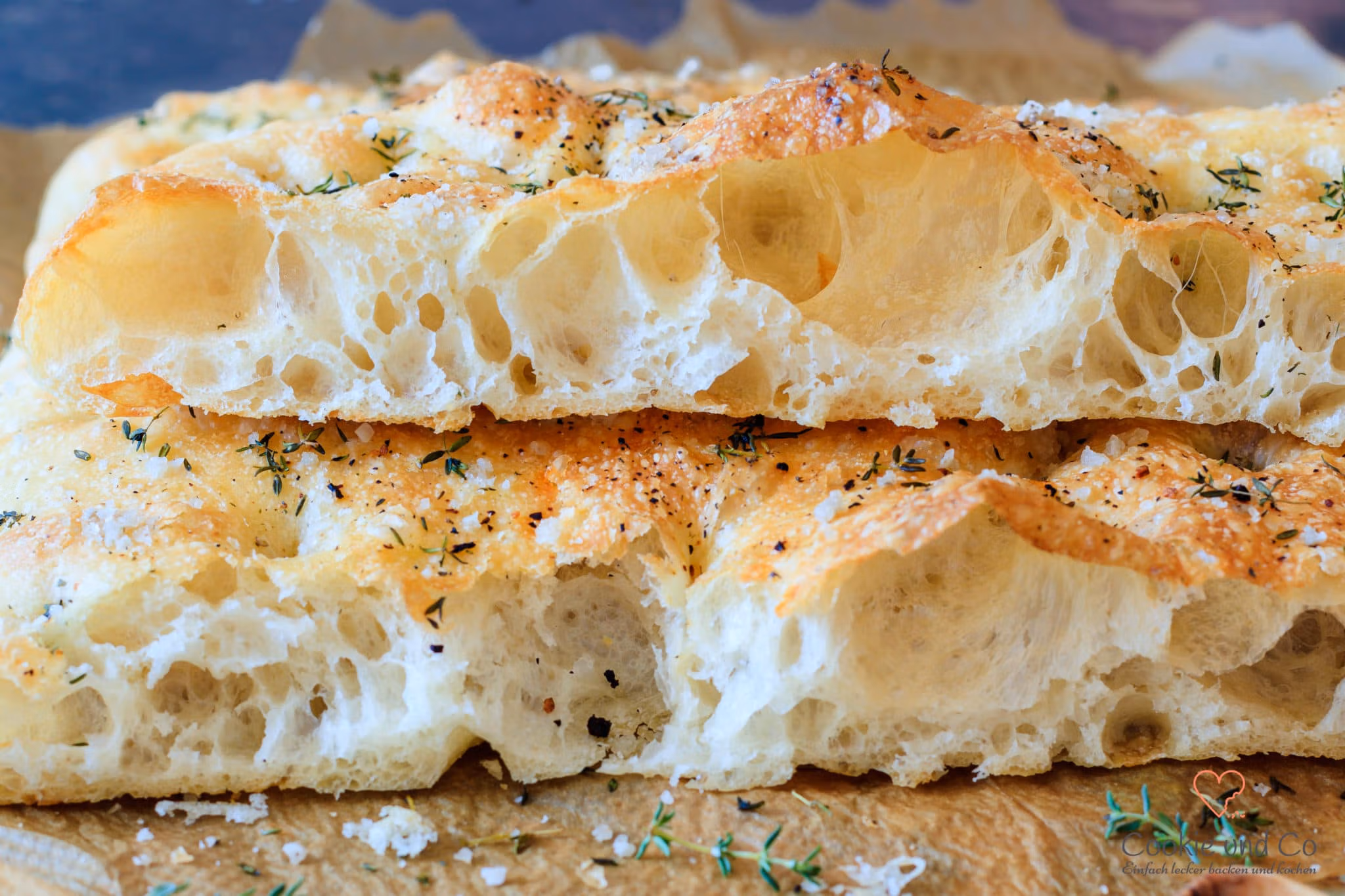 Luftige Focaccia mit Übernachtgare, bestreut mit Fleur de Sel und Kräutern.