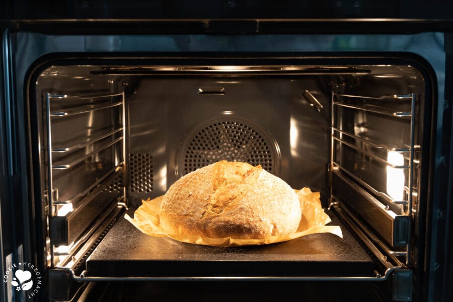 Sauerteigbrot backen: Brot freigeschoben gebacken im Backofen auf einem Backstein.