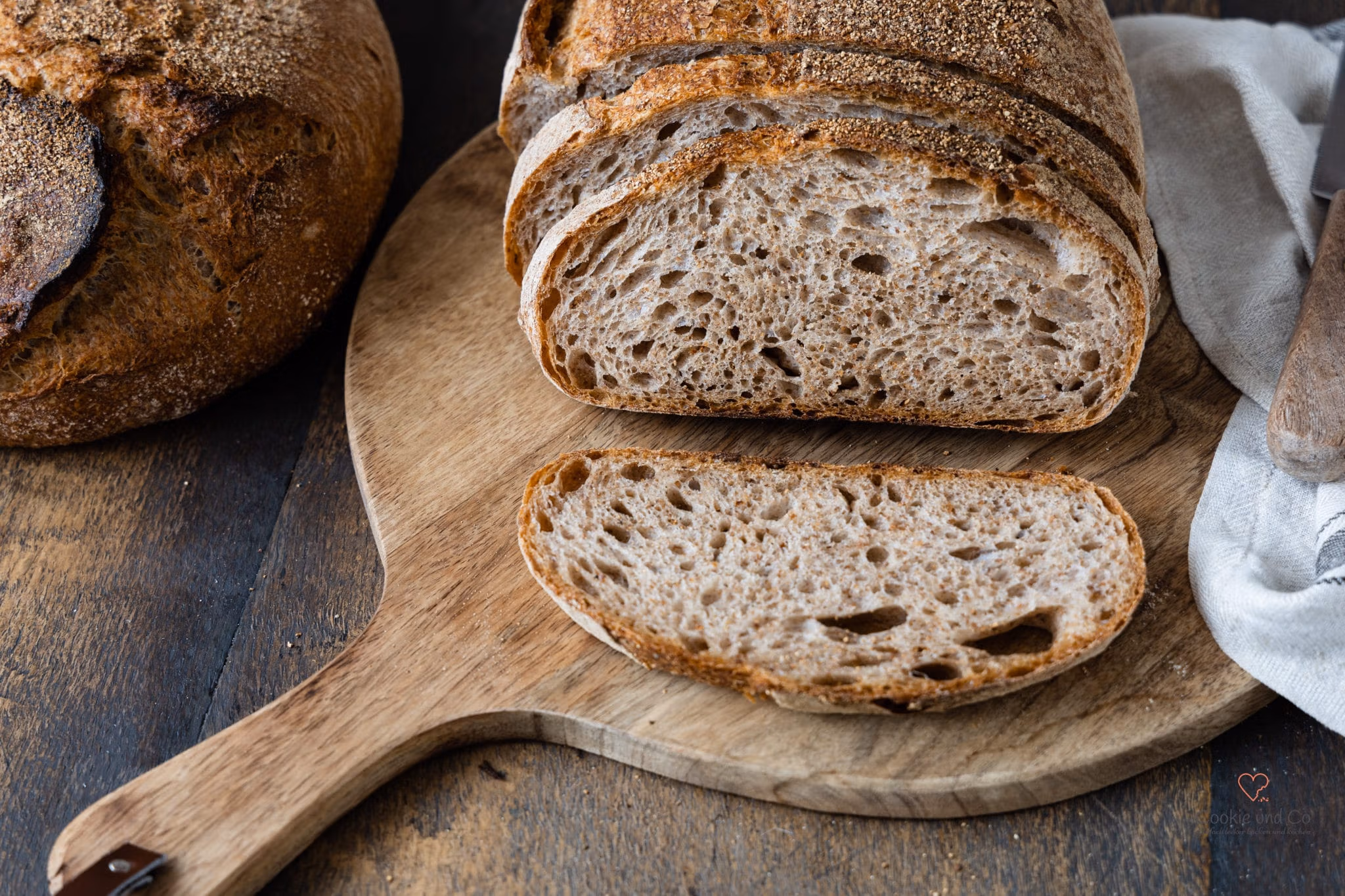 Knusperkruste mit Eclats, ein einfaches und aromatisches Weizenbrot über Nacht auf einem Holzbrett.