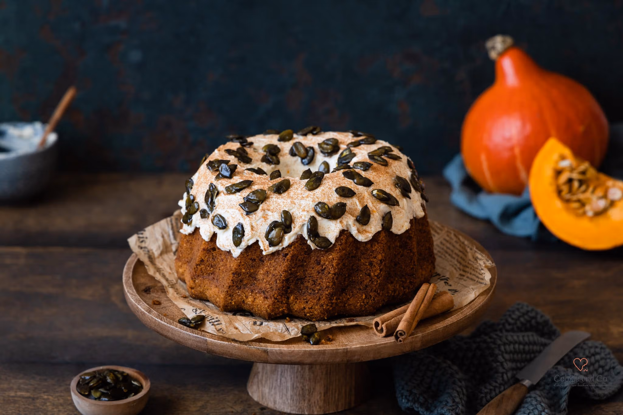 Kürbiskuchen mit Frosting und karamellierten Kürbiskernen.