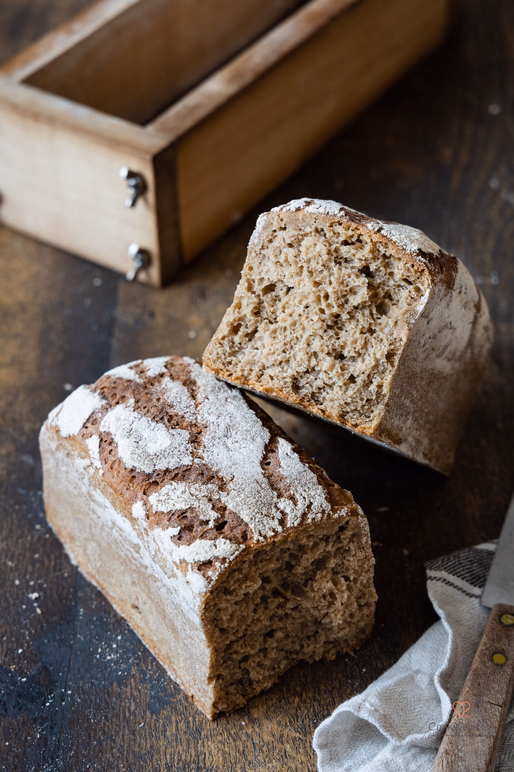 Landbrot aus dem Holzbackrahmen mit 2-stufigem Sauerteig.