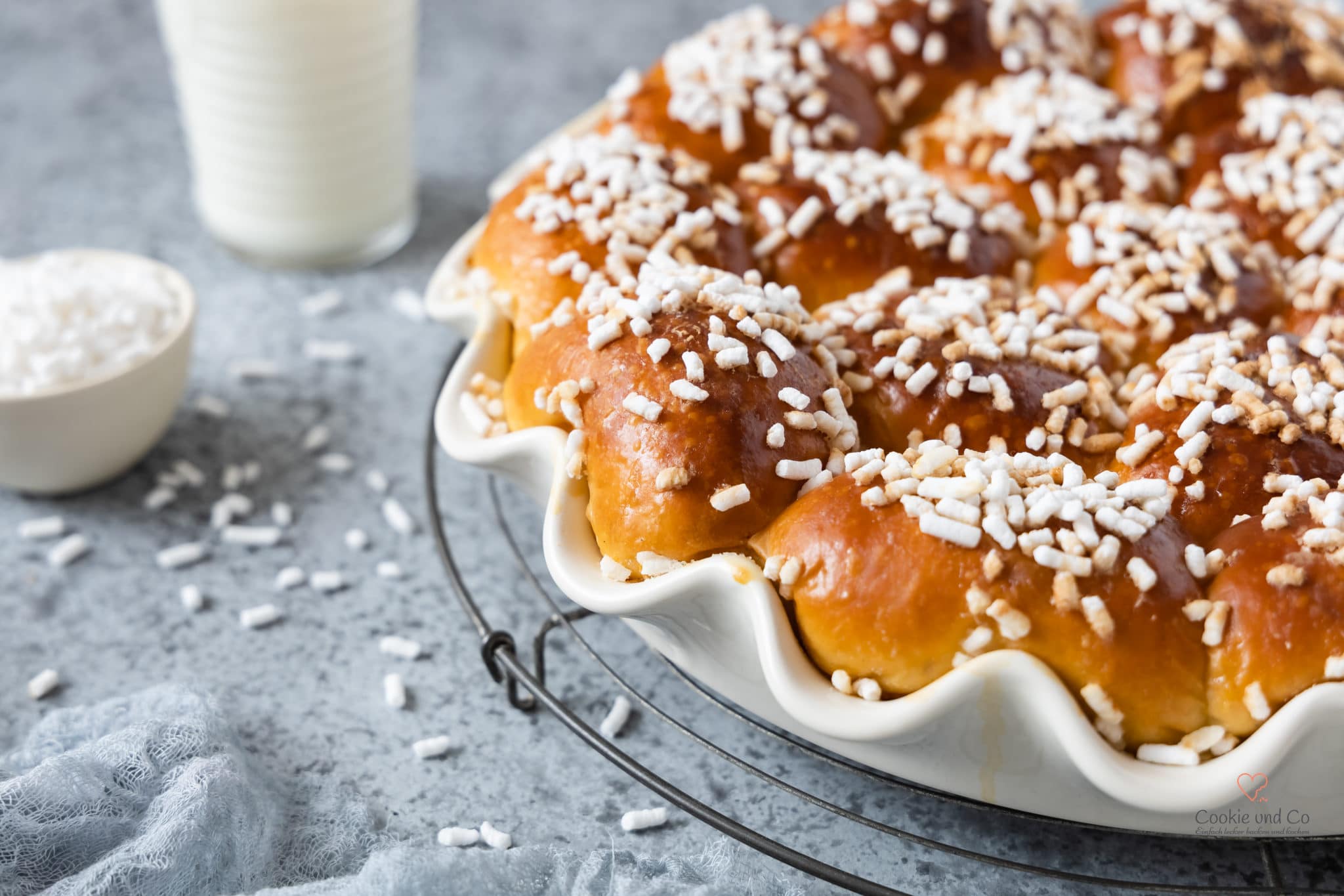 Mini-Milchbrötchen über Nacht aus der Backform.