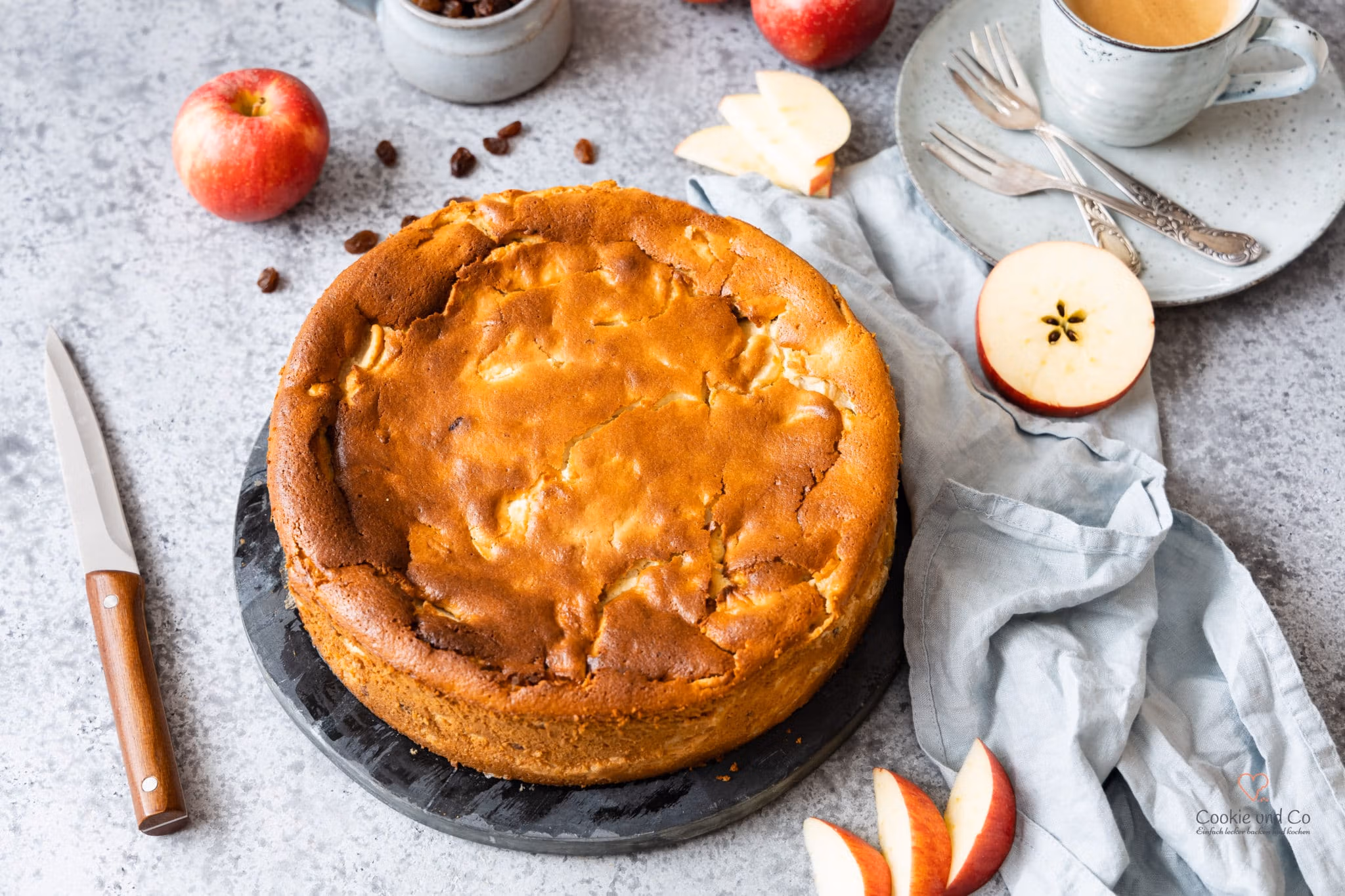 Omas Quark-Grießkuchen mit Äpfeln ohne Boden.