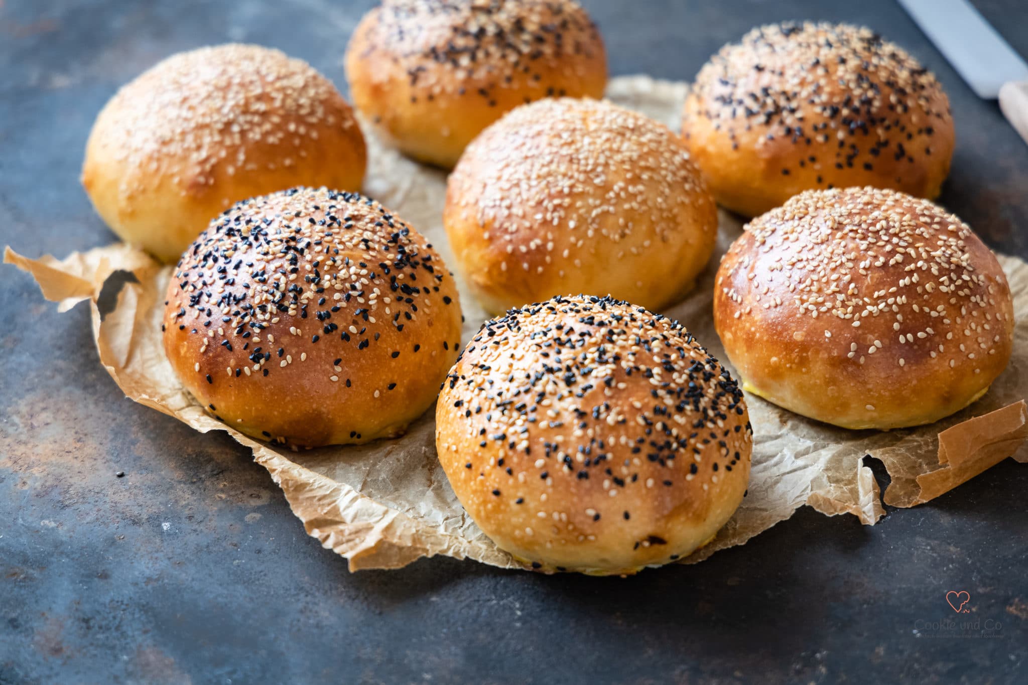 Brioche Burger Buns mit Olivenöl ohne Hefe und Sauerteig auf einem altn Blech.