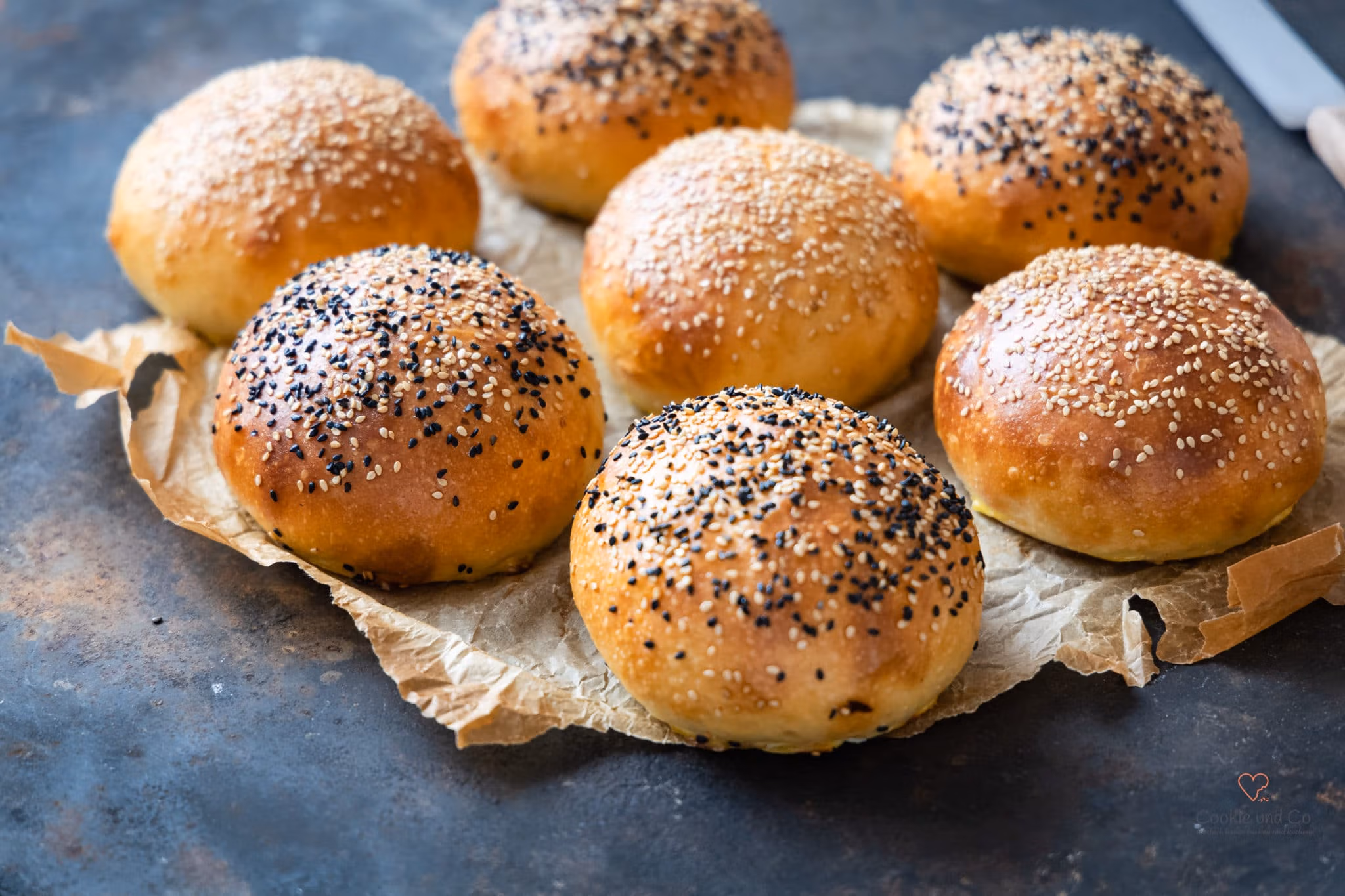 Brioche Burger Buns mit Olivenöl ohne Hefe und Sauerteig auf einem altn Blech.