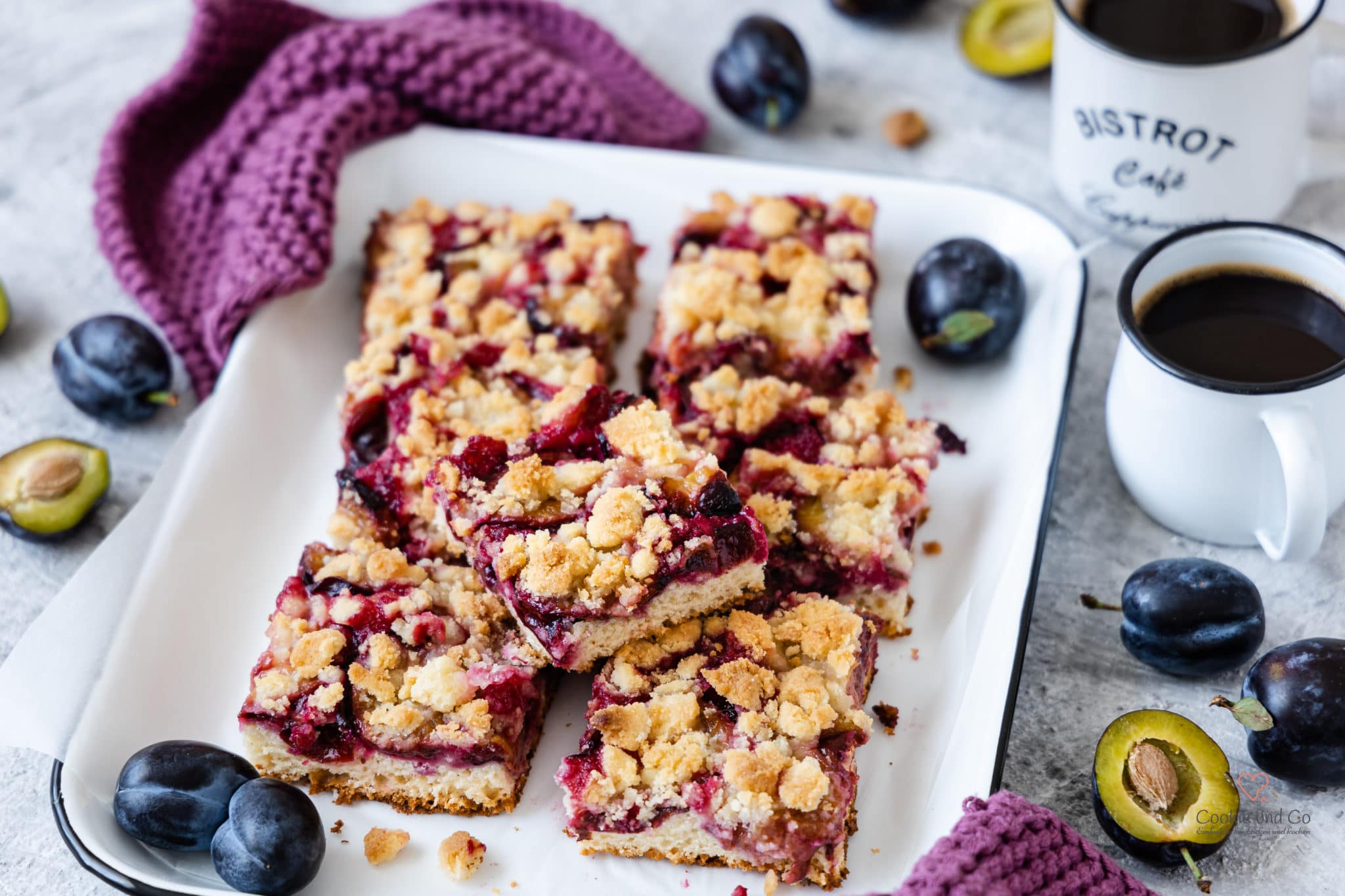 Saftiger Pflaumenkuchen mit Streuseln vom Blech aus Quark-Öl-Teig.