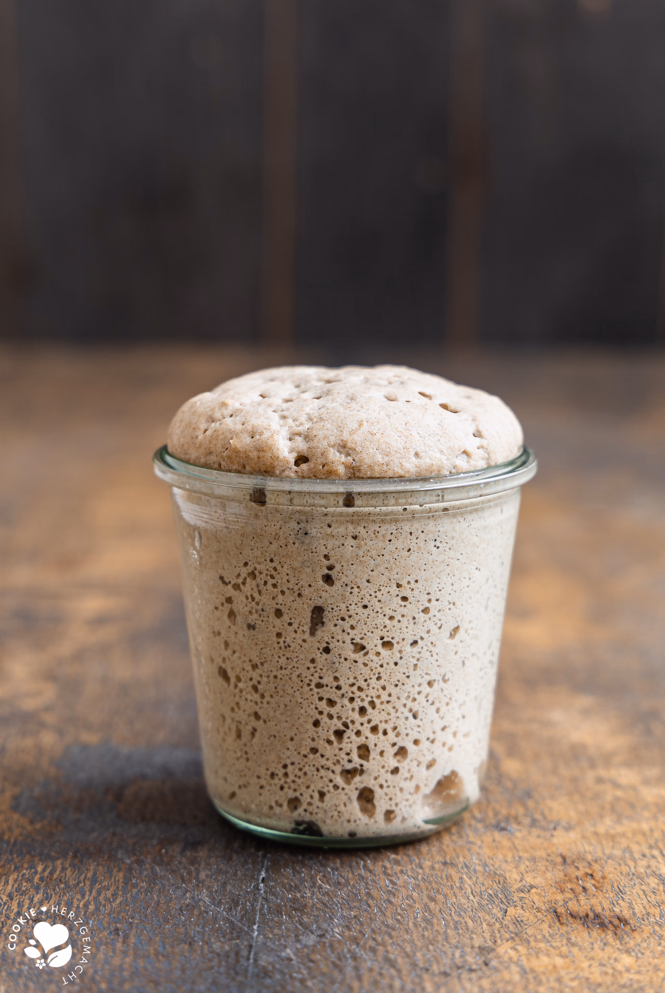Reifer Roggensauerteig in einem Einmachglas am Peak, nach guter Verdopplung.