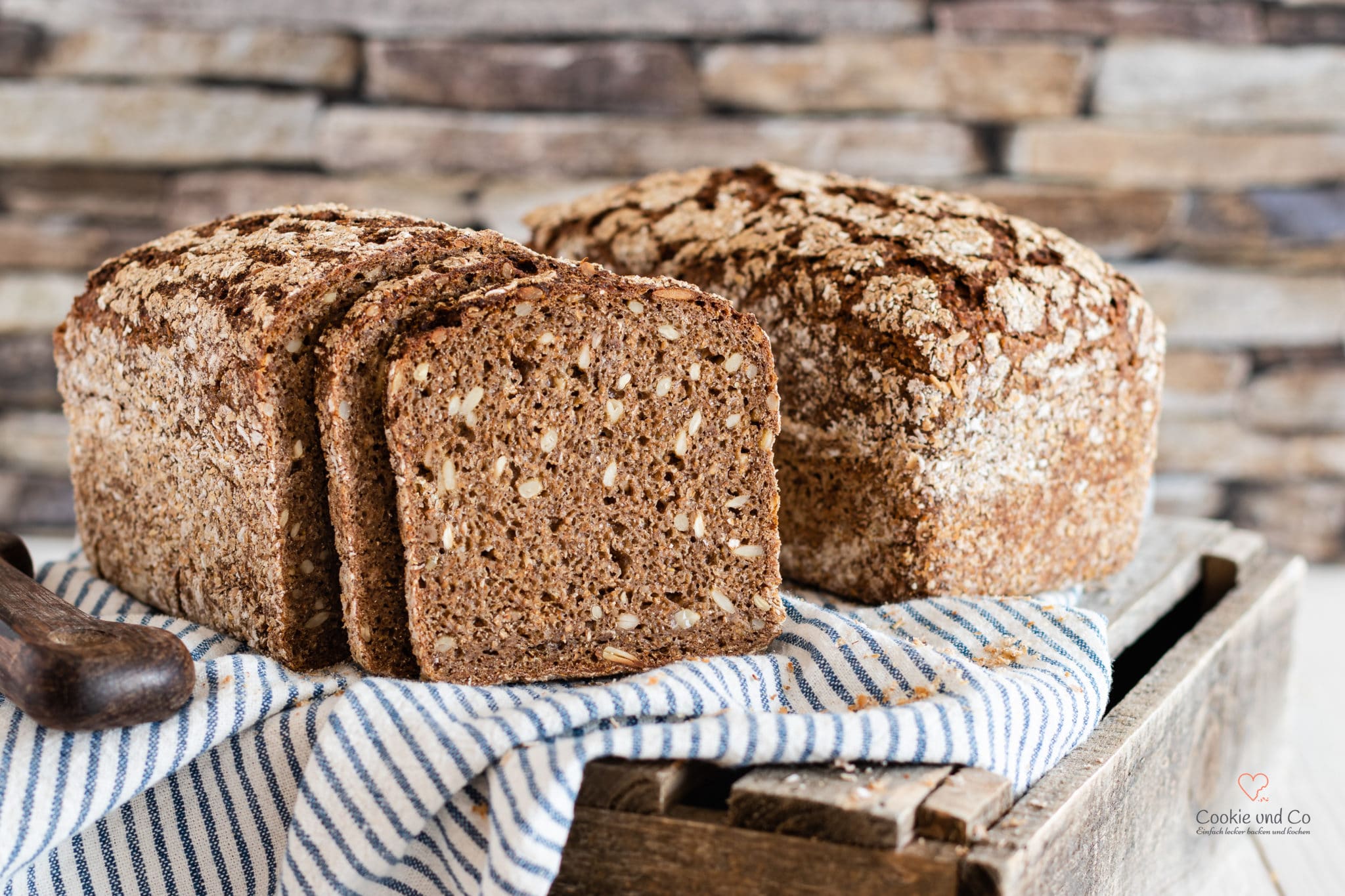 Reines Roggenschrotbrot mit Sauerteig ohne Hefe.