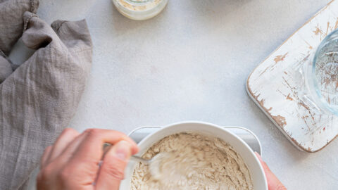 Sauerteig auffrischen mit Mehl, Wasser und Anstellgut.