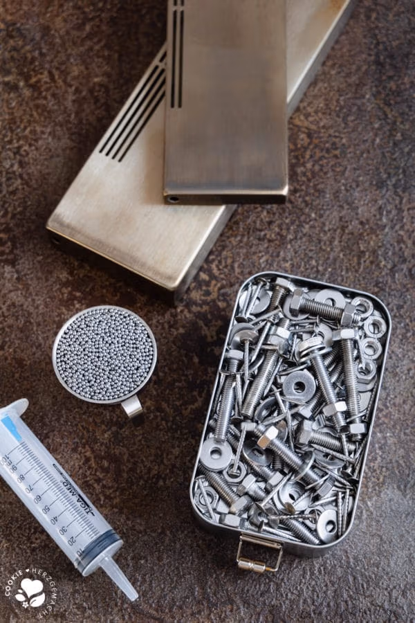Verschieden Tools, um Schwaden im Backofen beim Brotbacken zu erzeugen.