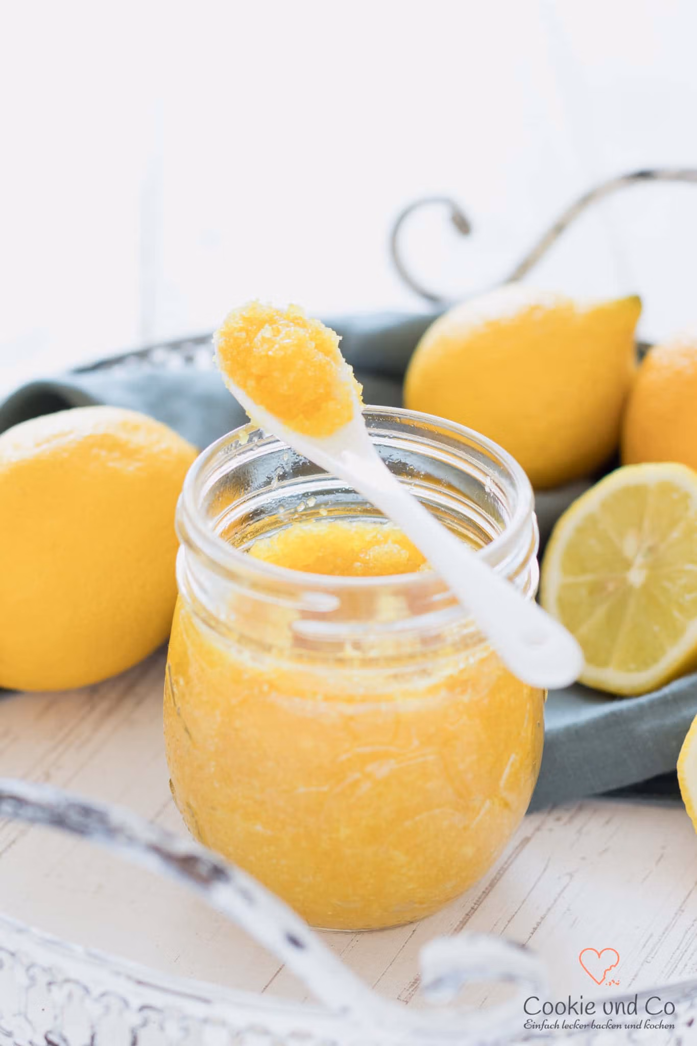 Selbstgemachtes Zitronenaroma aus Zitronenschale und Zucker in einem Glas.
