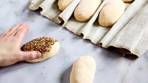 Fingerducktest zur Reifebestimmung bei einem Brötchen teigling.