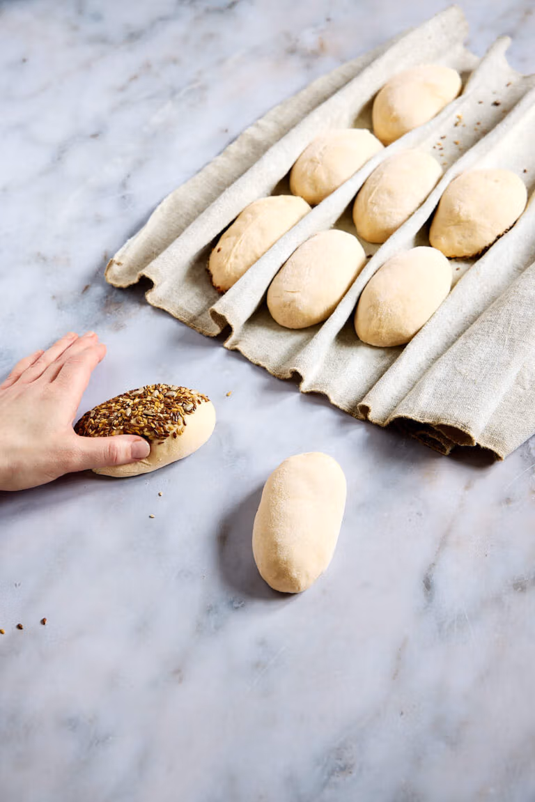 Fingerducktest zur Reifebestimmung bei einem Brötchen teigling.