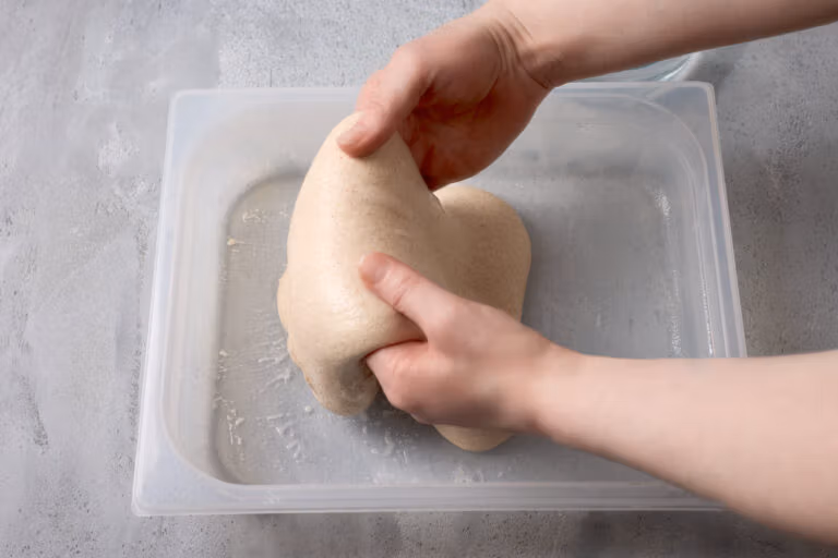 Coil Fold - schonendes Dehnen und Falten von Brotteig.