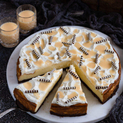 Eierlikör Käsekuchen mit Sahnehaube und Schokoboden aus Mürbeteig.