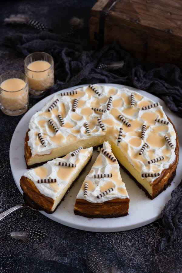 Eierlikör Käsekuchen mit Sahnehaube und Schokoboden aus Mürbeteig.