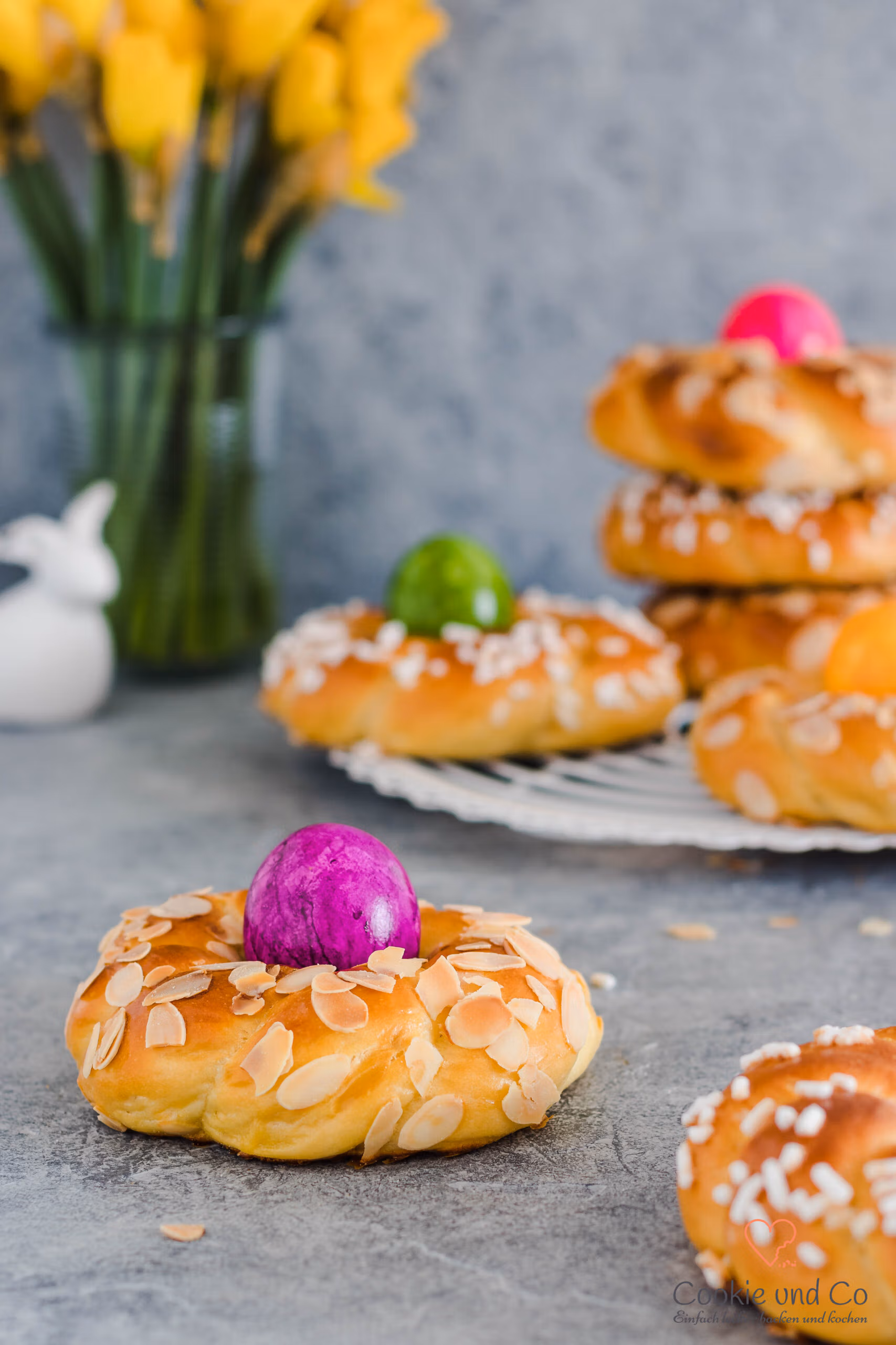 Osterkranz aus Dinkelmehl − Osternester aus Hefeteig