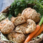 Karotten-Kuller: Brötchen mit Möhren und Haferflocken in einem Brotkorb