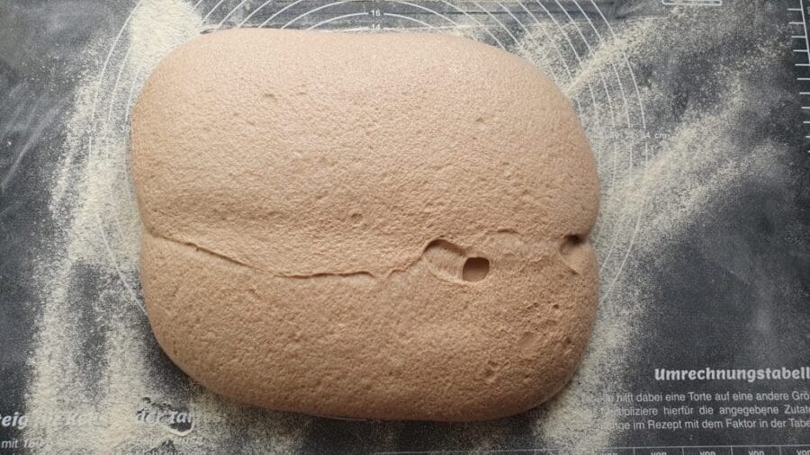 Geformter Teig für eine Weizenvollkornkruste.