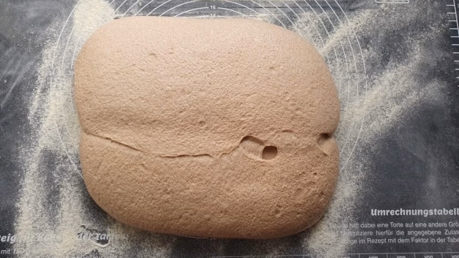 Geformter Teig für eine Weizenvollkornkruste.